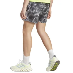 Laufshorts mit Innenhose OWN THE RUN ALLOVER PRINT 7IN SHORT